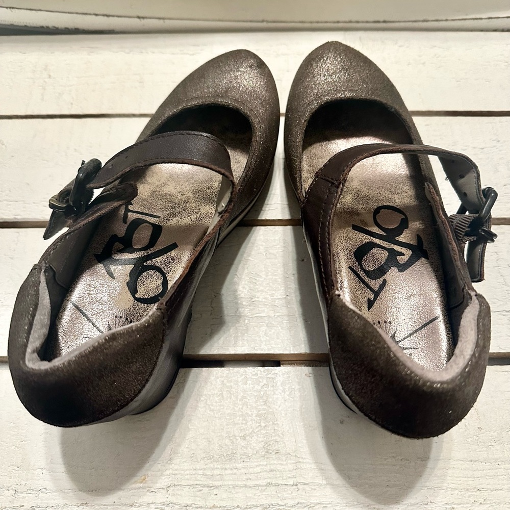 OTBT closed-toed wedges.